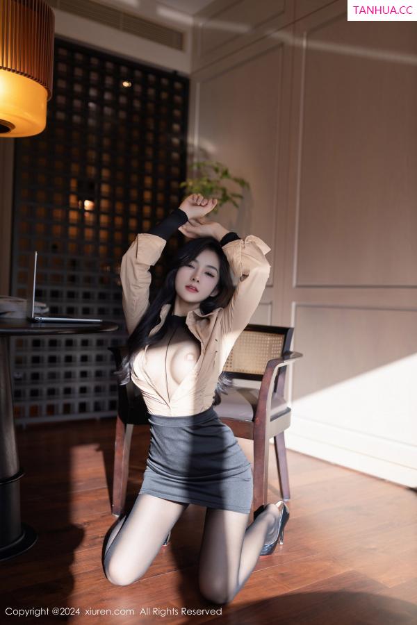   [XiuRen]高清写真图 2024.07.10 No.8835 谭小灵 黑丝美腿第10张图片